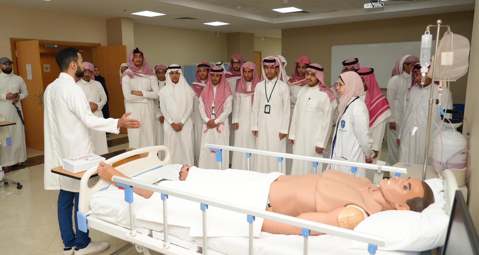 زيارة طلاب المرحلة الثانوية من مدارس الخندق إلى كليات الريان الأهلية